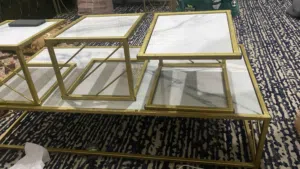 طاولة أرضية كبيرة نظيفة مع ثلاث طاولات صغار