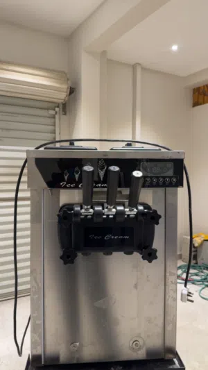 مكينة ايس كريم للبيع (150BD) سليمه 100٪ تم عمل صيانه لها..فقط يوجد اثار بعض الصمغ و تم تنظيفه