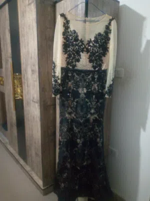 فستان بحال الجديد لبسة وحدة طويل مكسم مع شاحط بسيط