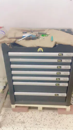 لبيع معدات محل ايطارات