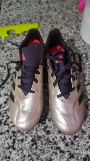 حذاء اديداس رياضي