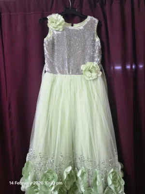 Green Girls Frock – Excellent Condition 6-7 years