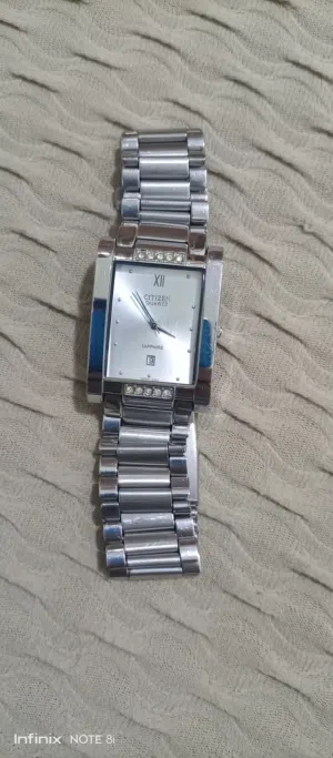 الساعه  من نوع Citizen اصليه للبيع
