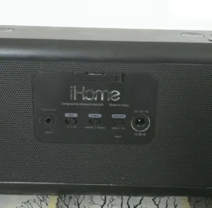سماعة iHome iD28 المحمولة: صوت قوي، بطارية قابلة للشحن، راديو FM ومنفذ AUX متعدد الاستخدام ، مع محول