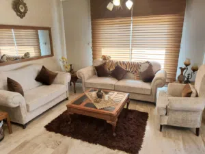 طقم كنب 6 مقاعد بحالة الجديد خشب سويد اسفنج دنلوب بلوكات خشب تحت المقاعد قماش شمواه لون اوف وايت