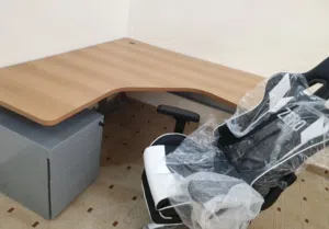 للبيع طاولة زاوية مع ثلاث ادراج