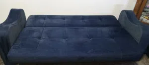 بيع صوفتين للبيع بحالة ممتازة  لون كحلي أنيق مع مخدات حمراء، شكل فخم ومرتب استعمال خفيف جدًا ونظافة