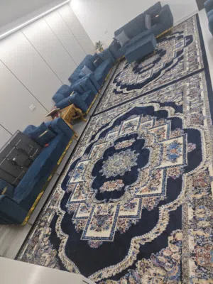 سجاد تركي نظيف جدا مقاس 3×4 وبحالة جيدة العدد 2 نفس الطقم اللون كحلي .