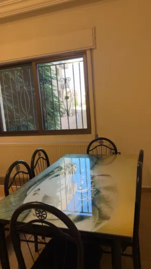 طاولة منزل او حديقه