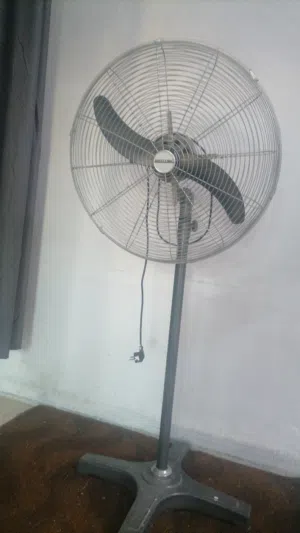 مروحة كبيرة بحالة ممتازة عدد 2 للبيع