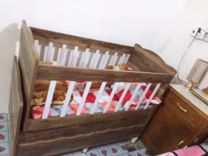 سرير اطفال مستعجلين على بيعته
