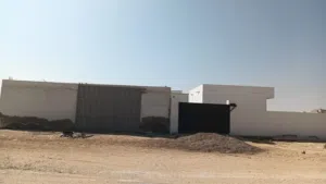 يوجد معرض + مخزن 150 متر + سكن عمال + حوش قريب من مركز البركة للتسوق للايجار