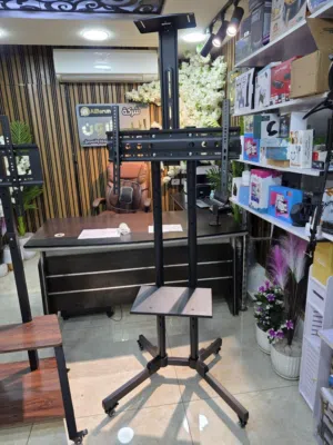 ستاند متين وقوي – بيشيل الشاشة بكل أمان  مع حمالة تلفزيون متحركة  للجدران هدية بيلائم مختلف مقاسات