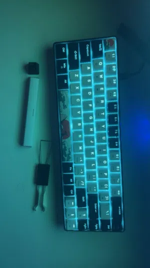 � للبيع كيبورد ميكانيكي بإضاءة RGB + محول USB إلى Type-C �