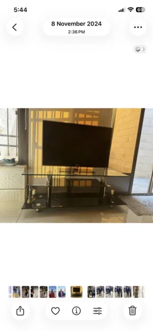 طاوله للشاشه لون اسود سيكيوريت ثلاثه رفوف حالتها ممتازه للبيع بسعرمغري