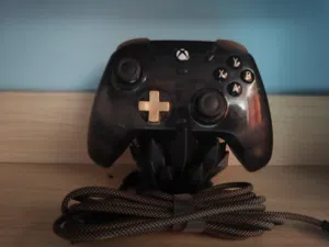 جويستك Gamesir Khalid ، لون ذهبي و أسود استعمال قليل .