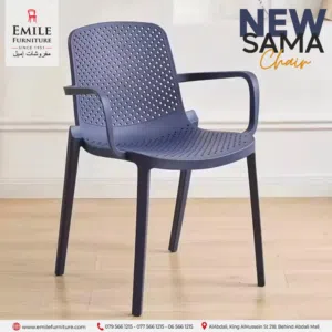 كرسي بأيدي باللون الازرق الجذاب مصنوعه من ماده العظم الصلبه،قابل للترتيب فوق بعض ،متوفر خدمة توصيل