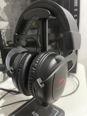 سماعه hyperx cloud 2 core wireless  بس السماعه ما معاها لا الدانقل ولا المايك