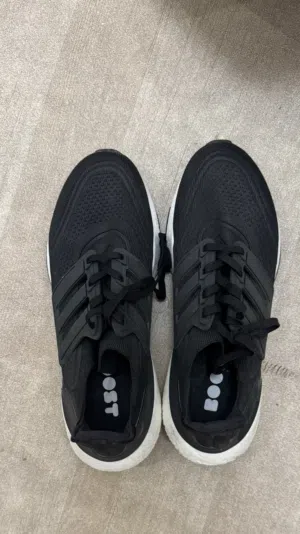هذا حذا للجري و من شركة Adidas Ultraboost على الأرجح طراز 21 او 22 بالون الأسود و تتميز بنعل اوسط