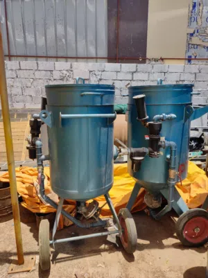 Heavy-duty industrial sandblasting pots- 200 Litres