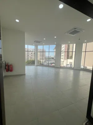 محل تجاري جاهز للبيع في الغبرة بالقرب من افينيوز مول و خلف بانوراما مول