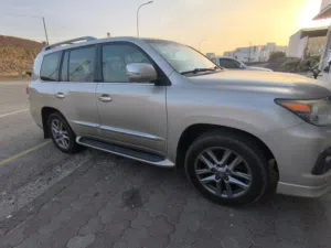 لكزس LX 570 موديل 2014 مستعملة بحالة ممتازة ذات مواصفات خليجية