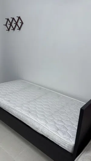 سرير شبه جديد للبيع