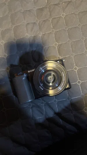 كاميرا Sony zv-e10 مع عدسه 50mm تصوير 4k دقة الكاميرا 24 ميگا بيگسل بطاريه وشحنات اصليات