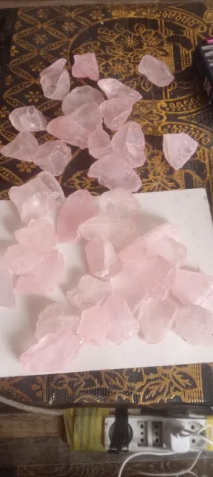 احجار طبيعيه ورديه الكوارتز