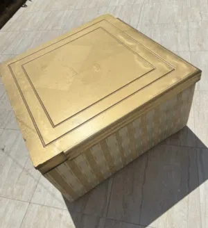 طاولة للبيع