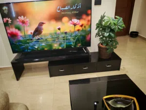 طاولة تلفزيون وطاولة وسط مع جانبيات للبيع في اربد