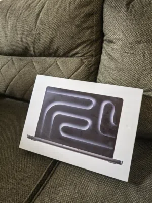 Apple Macbook Pro M5 2025 جديد مختوم بسعر مغري