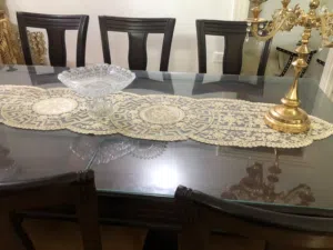 طاولة سفره 8 كراسي بحالة ممتازه وفرش الكراسي ممتاز
