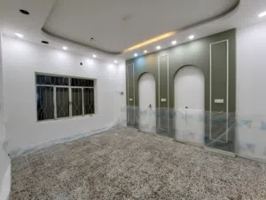مشتمل ارضي معزول 300 متر للشركات و المكاتب و الصالونات للايجار في الجزائر موقع تجاري مميز