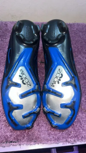 حذاء كرة قدم اصابع بسعر غير مسبوق بس ب 15 دينار نمرة 40