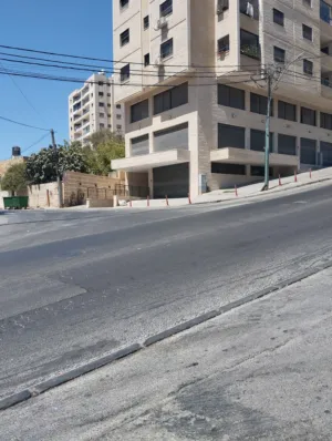 شقه للبيع من المالك بين الارسال وعين مصباح  نزول مبنى الاذاعه والتلفزيون بالقرب من بصريات الحجل