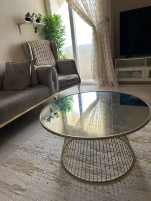طاولة من بان هوم
