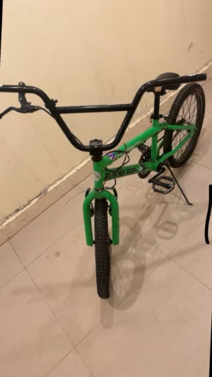 للبيع قاري BMX مافي شيء بس يبي له تيوب الي صامل يدش واتس فقط