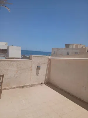 شقة للايجار في حي الاندلس مدخل مستقل اطلال علي البحر تصلح سكني او خدمي 3000 دينار