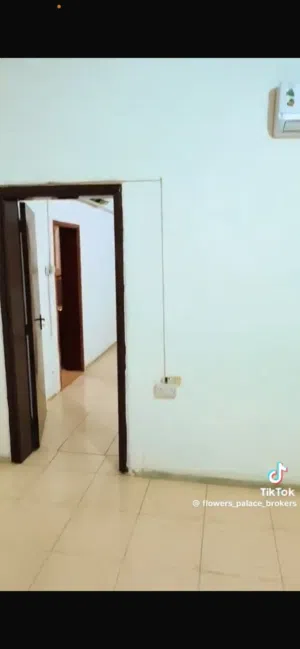 يوجداستودیو جدید الخالديه و واسع عالي التشطيب، مطبخ وحمام جيد بالقرب من مركز التسوق المركزي ربدان