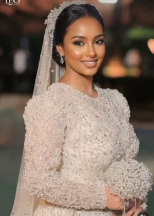للبيع فستان زفاف عروسة هاند ميد لون اف وايت مقاس صغير