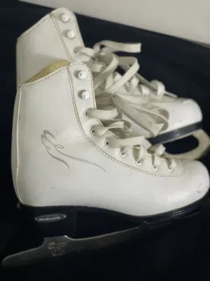 حذاء ice skate (تزلج ع الجليد )
