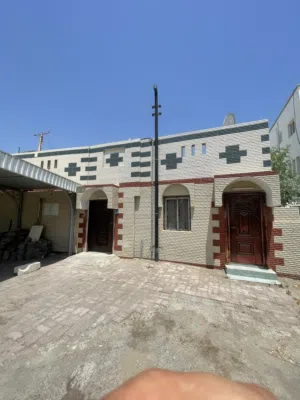 200 m2 3 Bedrooms Villa for Rent in Muscat Al-Hail