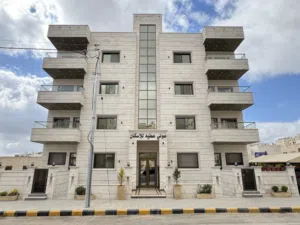 شقة طابق ثالث مع روف مميزه للبيع في ضاحية الرشيد طلوع الجاذبيه قرب دوار إقرأ من شركة عوني عطية