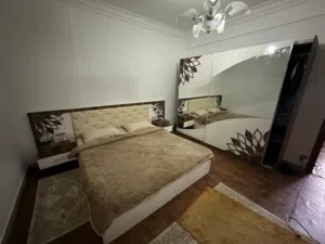 شقة للبيع في عمارات 7000 الرويسات شارع الفاتح بل اثاث