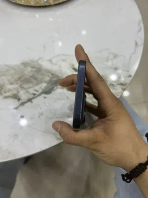 iPhone 15 pro max بحاله ممتازه البطارية:91 256جيجه مش مفتوح ولا مصلح ولا فيه اشي