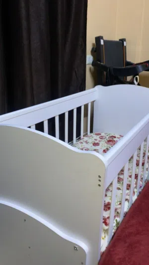 تخت للبيع بحالة جيدة