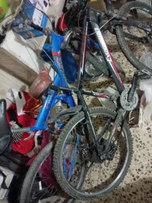 بسكليتات 3 جنط 26 ودراجه وسياره وبسكليت للصغار كلهم مع بعض شيلهر  السعر 130