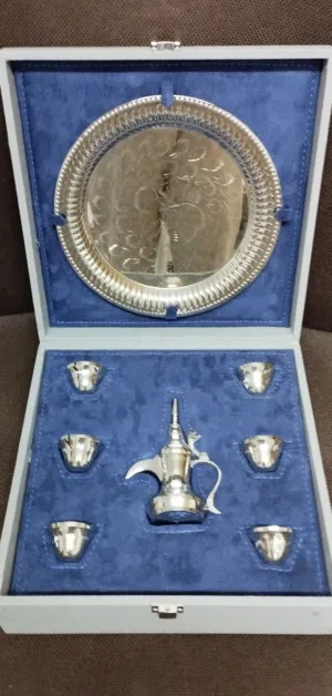 طقم يتكون من دله وفناجين وصحن مطلي بالفضه من التحف النادره