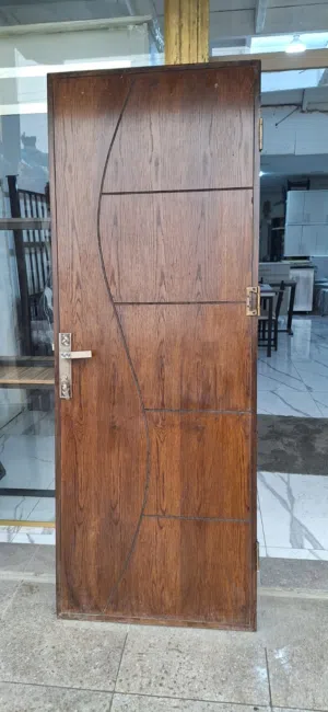 باب خشب زان بحالة ممتازة مع الحلق مقاس 85سم ارتفاع 210 غال ومفاتيح مع كشفاته جاهز للتركيب